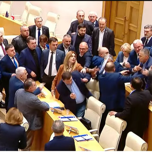 Megint összeverekedtek a parlamenti képviselők Grúziában (Videó)