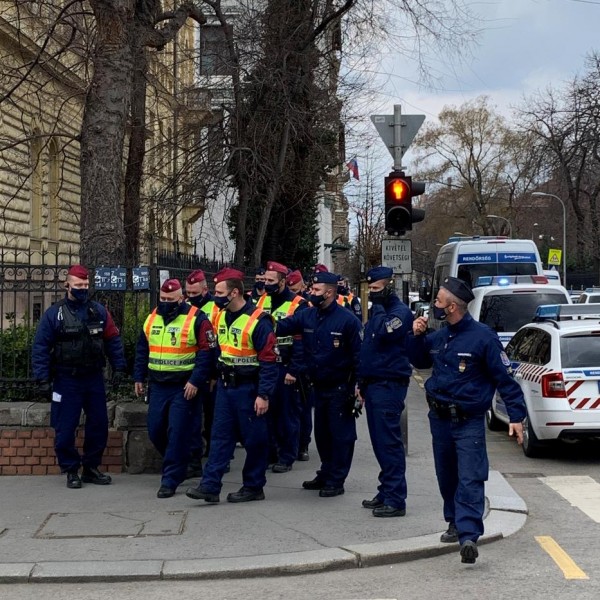 Áll a bál Budapesten: Gödényék megpróbálják áttörni a rendőrsorfalat