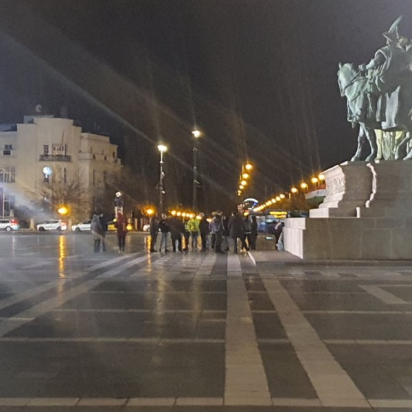 10 fővel megkezdődött a 72 órás Orbán-buktató tüntetés a Hősök terén