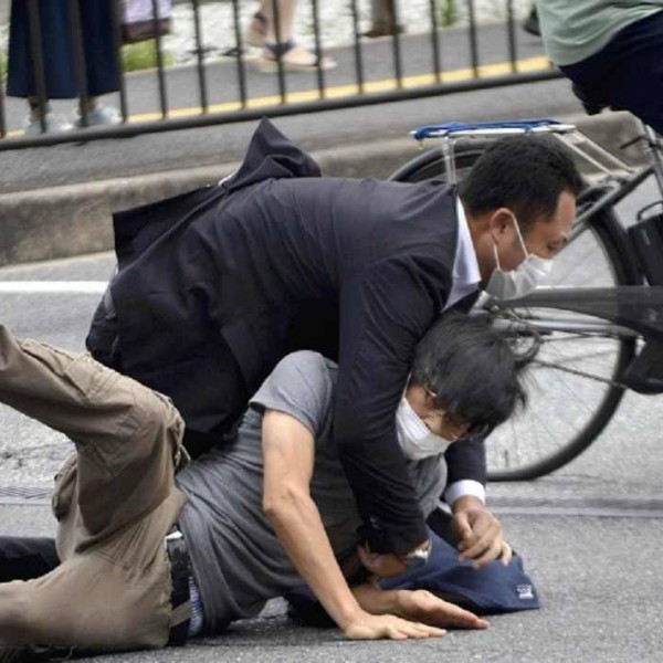 Meghalt Abe Sinzó, Japán volt miniszterelnöke - lelőtték (18+ Fotókkal)