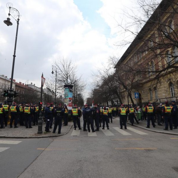 Áll a bál Budapesten: Gödényék megpróbálják áttörni a rendőrsorfalat