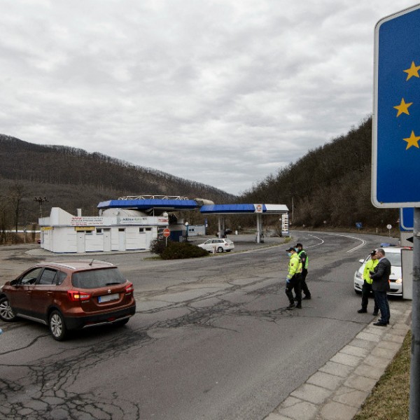 Lengyelország és Csehország is ideiglenes ellenőrzést vezet be a Szlovákiával közös határán