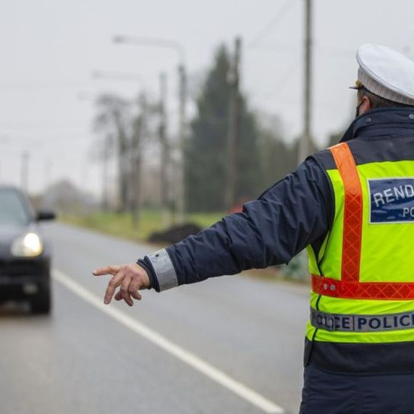A román sofőr kétezer forinttal akarta megvesztegetni a magyar rendőröket