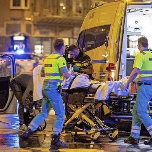 Több késes támadás történt Amszterdamban, egy nő meghalt