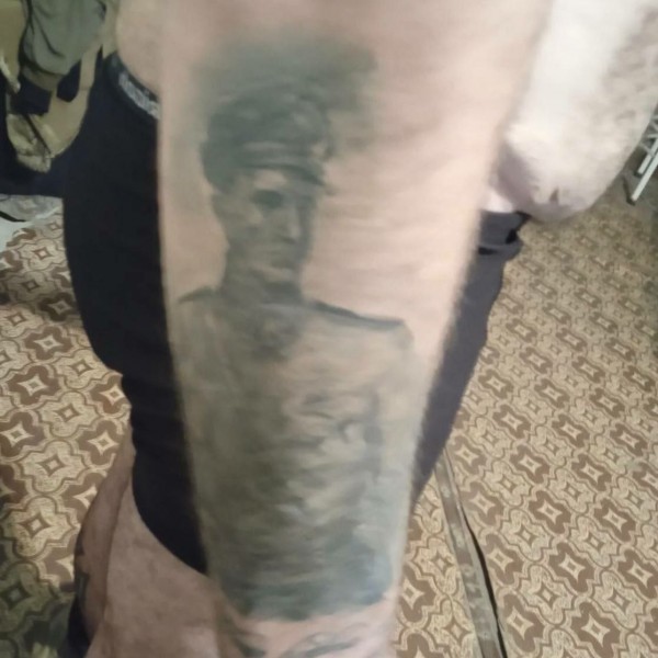 Az Azovsztal "hős" védői megmutatták a tetoválásaikat