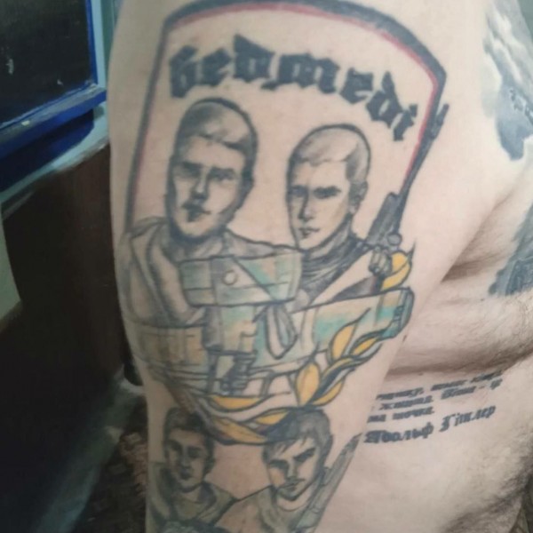 Az Azovsztal "hős" védői megmutatták a tetoválásaikat
