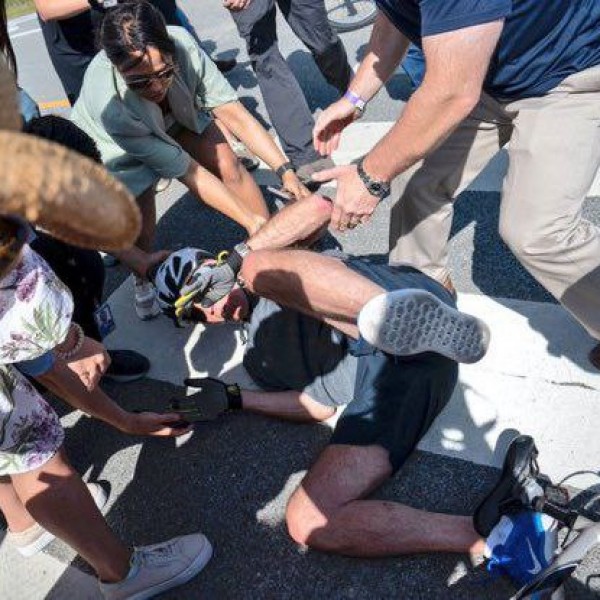 Joe Biden pofára esett biciklivel - olyat borult, mint az ólajtó - Videó