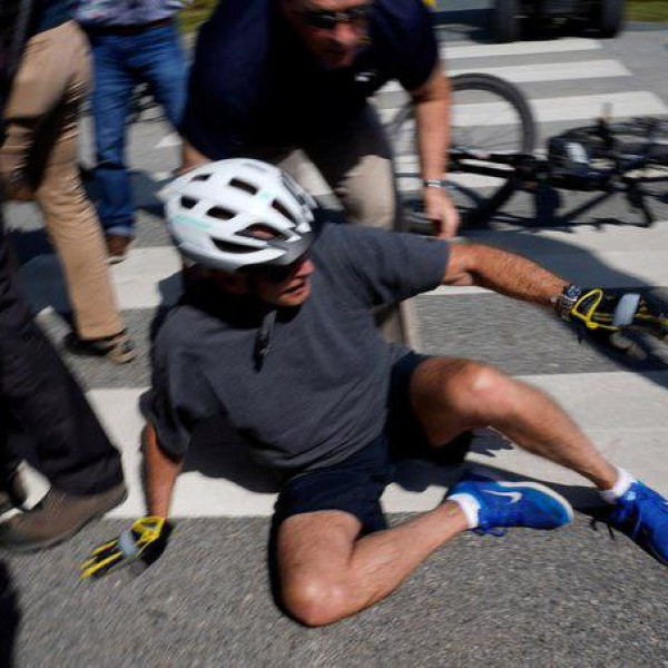 Joe Biden pofára esett biciklivel - olyat borult, mint az ólajtó - Videó