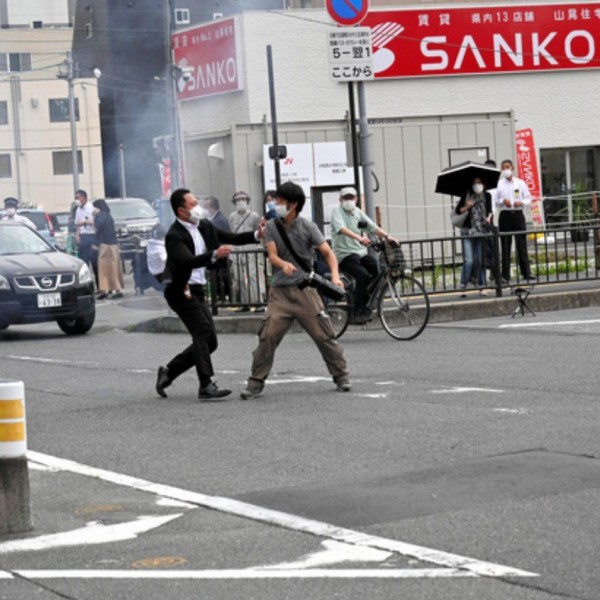 Lelőtték a volt japán miniszterelnököt, Abe Sinzót