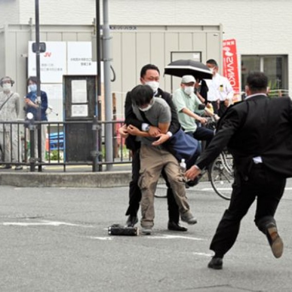 Lelőtték a volt japán miniszterelnököt, Abe Sinzót