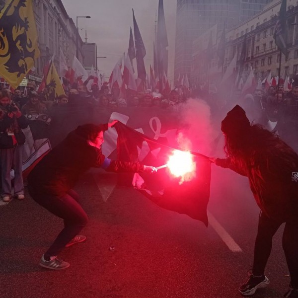 Több tízezer hazafi vonult fel Varsóban a Függetlenség Menetén (Videók)