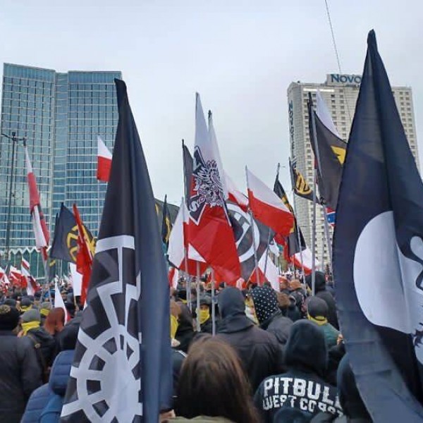 Több tízezer hazafi vonult fel Varsóban a Függetlenség Menetén (Videók)