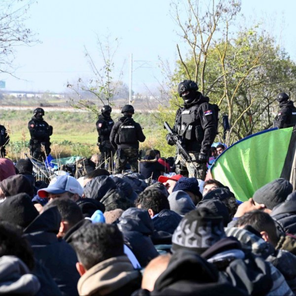 A szerb hatóságok elkezdték begyűjteni a migránsokat Horgoson (Videó)