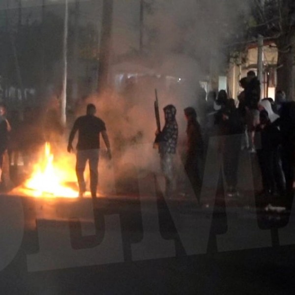 Görögország: fegyveres cigányok tüzes barikádot emeltek és lövöldöztek a rendőrökre