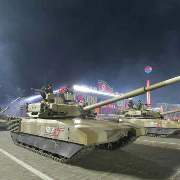 Észak-Korea brutális katonai díszszemlét tartott (Fotók)