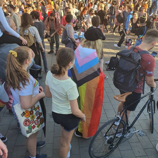 Képes beszámoló: Rengeteg kisgyereket vittek ki a homoszexuálisok a Kossuth térre