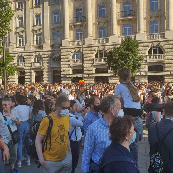 Képes beszámoló: Rengeteg kisgyereket vittek ki a homoszexuálisok a Kossuth térre