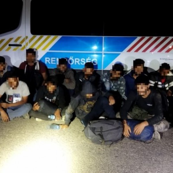 Negyven bevándorlót találtak Csanádpalotánál egy lengyel kamionban