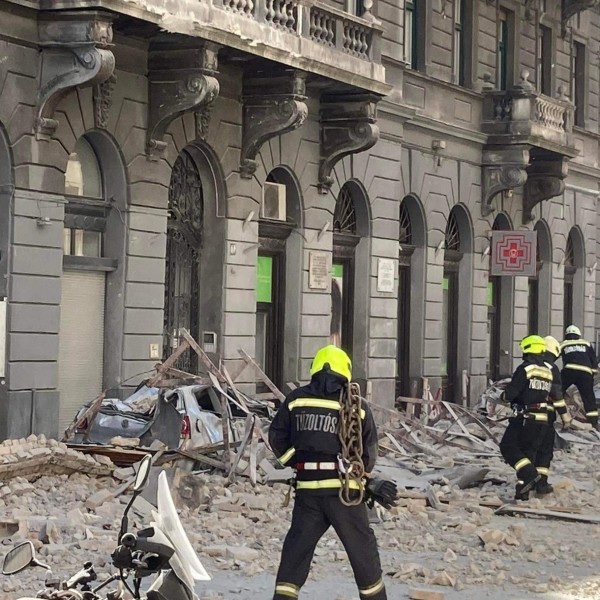 Leszakadt egy ház tetőszerkezete Budapest belvárosában, legalább egy ember megsérült