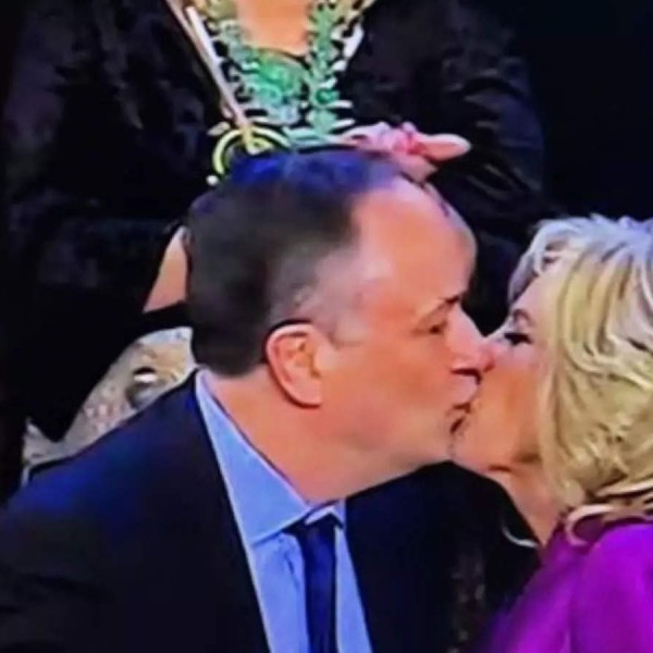 Sokkot kapott Amerika: Biden felesége megcsókolta Kamala Harris férjét (Videó)