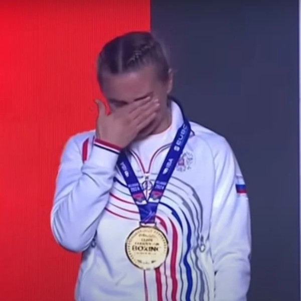Váratlanul leállt a győztesnek szóló orosz himnusz, majd a szurkolók és a sportoló énekelve fejezte be
