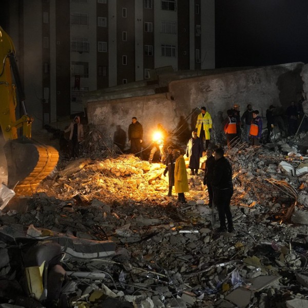 Törökországban elszabadultak az indulatok: Amerika áll a földrengés hátterében?