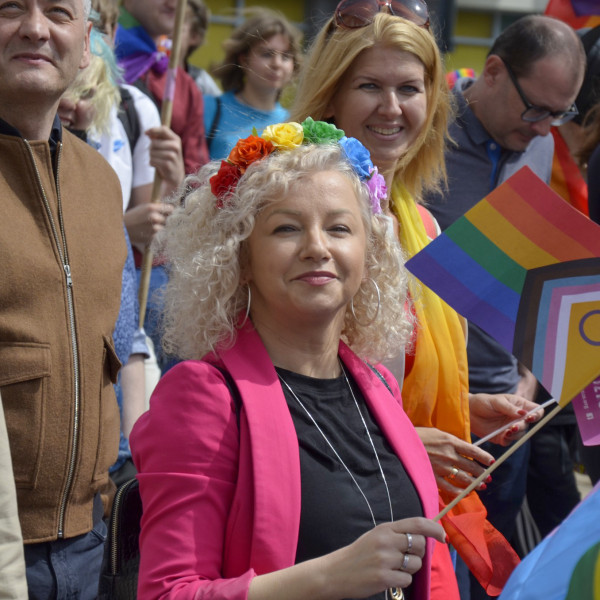 A lengyel esélyegyenlőségi miniszter táncolva sétált a pride-on
