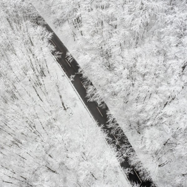 Drónfotók mutatják, milyen a Kékes a húsvéti havazás után