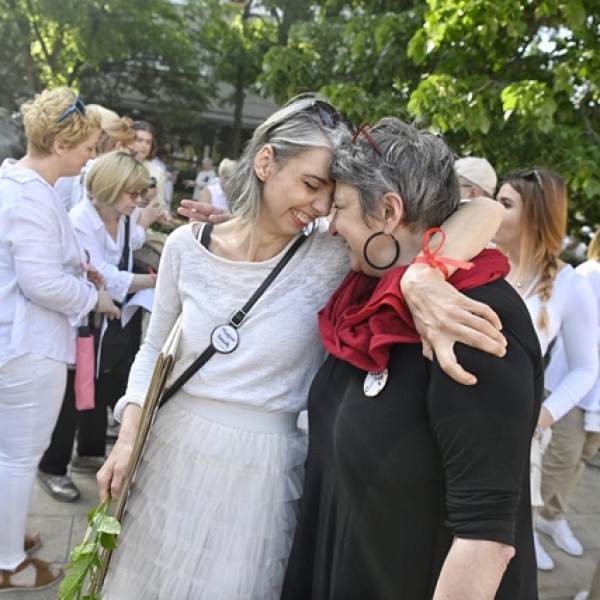 Pár kommunista anyuka fehér ruhában vergődik a Várnál - Fotók