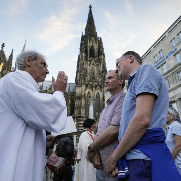 Homoszexuális párokat áldottak meg katolikus papok Kölnben