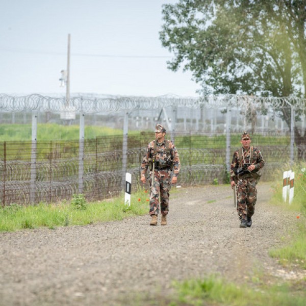 Újabb száz határsértőt tartóztattak fel Csongrádban egyetlen éjszaka alatt