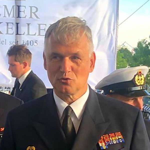 Oroszországgal és az ukrajnai válsággal kapcsolatos kijelentései miatt lemondott a német haditengerészet parancsnoka