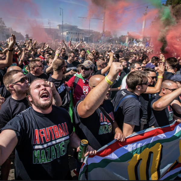 Elindult a "fekete sereg" a Puskás Arénához - Hajrá magyarok - Fotók