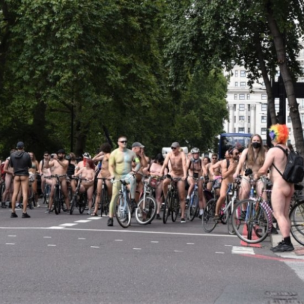 Meztelen biciklisek lepték el London utcáit