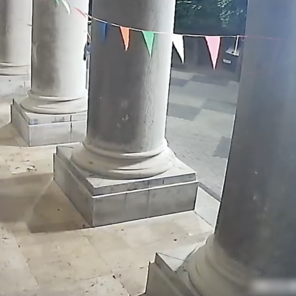 Pénzbüntetésre ítélték az Óbudai Zsinagógában rongáló férfit (Videó)