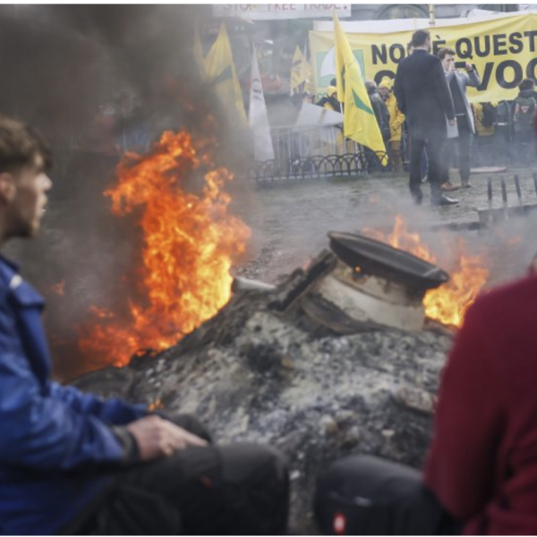 Forradalmi hangulat Brüsszelben, lángokban áll a város
