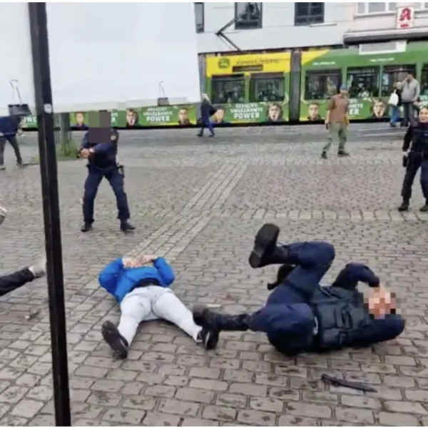 Meghalt a rendőr akit nyakon szúrt a migráns Németországban