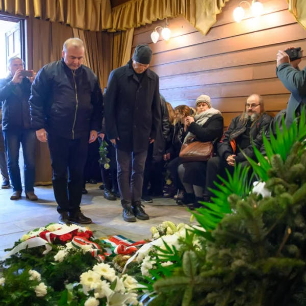 Eltemették Nagy Lászlót, a 2006-os tüntetések során fél szemére megvakított hazafit
