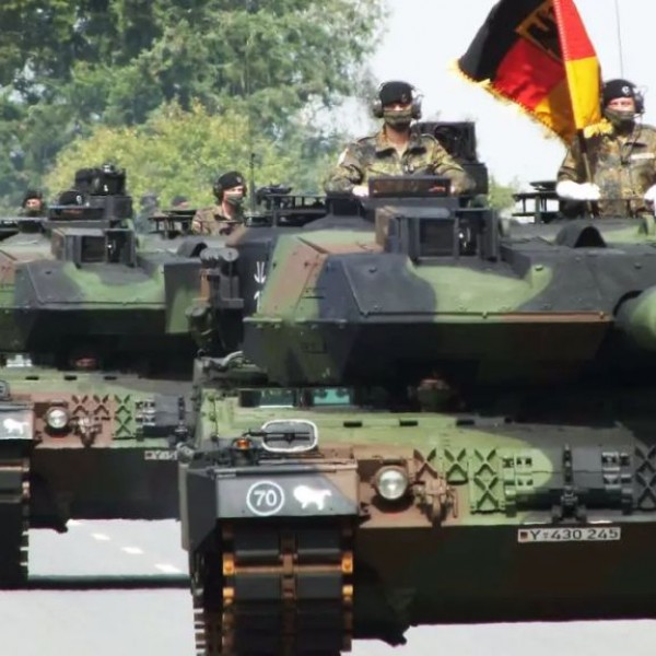 Az oroszok német katonákat találtak az ukránok egyik kilőtt Leopard tankjában
