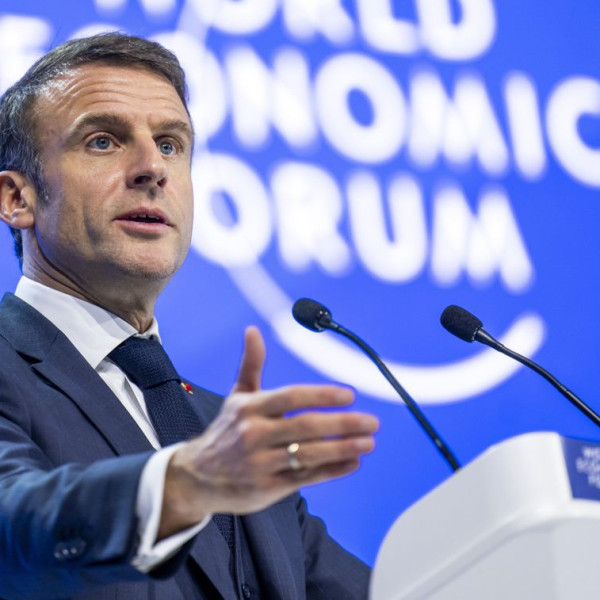 Sorra határolódnak el Macron kijelentésétől a vezető európai politikusok