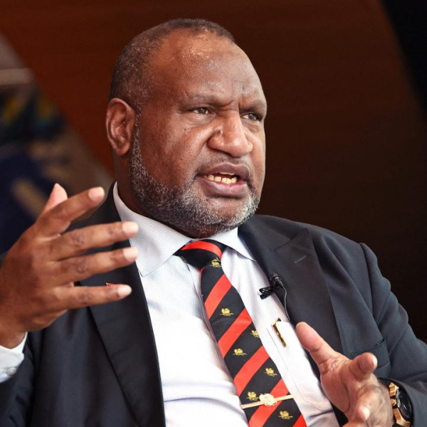 Pápua Új-Guinea miniszterelnöke helyretette Bident