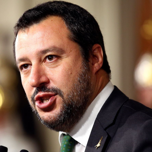 Salvini el akarja távolítani az uniós zászlót az állami intézményekről