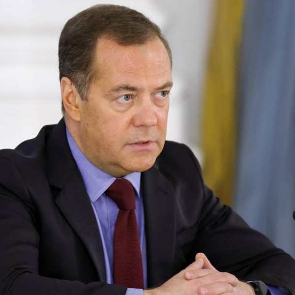 Medvegyev: Úgy tűnik, Zelenszkij előre akar szaladni a harmadik világháborúba