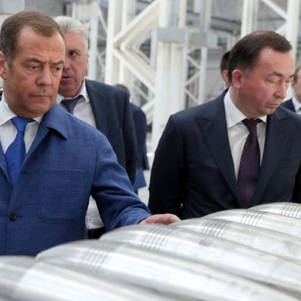 „Az ilyesmire nem csak Kijevnek repül a válasz” – Medvegyev válaszolt az angoloknak