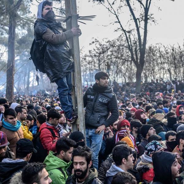 100 000 migráns gyűlt össze a görög-török határnál, be akarnak törni Európába