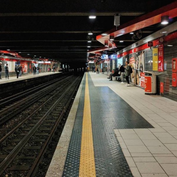 Őrizetbe vettek egy 52 éves ukrán nőt Milánóban, mert a metróban szexelt egy fiatal egyiptomi fiúval