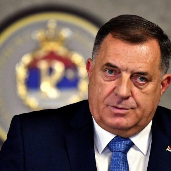 A boszniai szerb miniszterelnök kitiltja az LMBTQ csoportokat az iskolákból