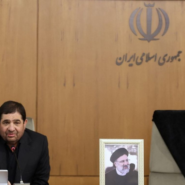 Iránban Mohamad Mokbert nevezték ki ideiglenes elnökké