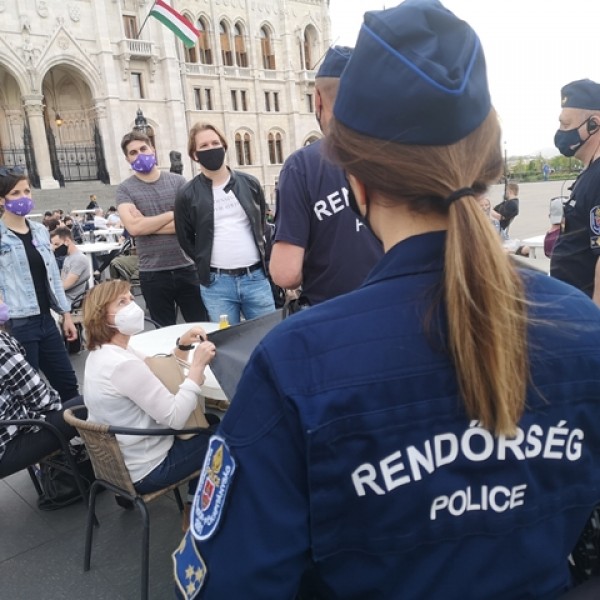 Balhé a Kossuth téren: A Momentum teraszt nyitott, kivonultak a zsaruk