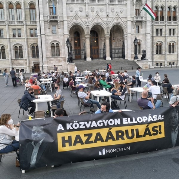 Balhé a Kossuth téren: A Momentum teraszt nyitott, kivonultak a zsaruk